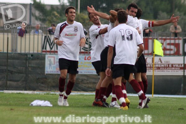 La festa dei giocatori del Selargius per il primo gol La festa dei giocatori del Selargius per il primo gol